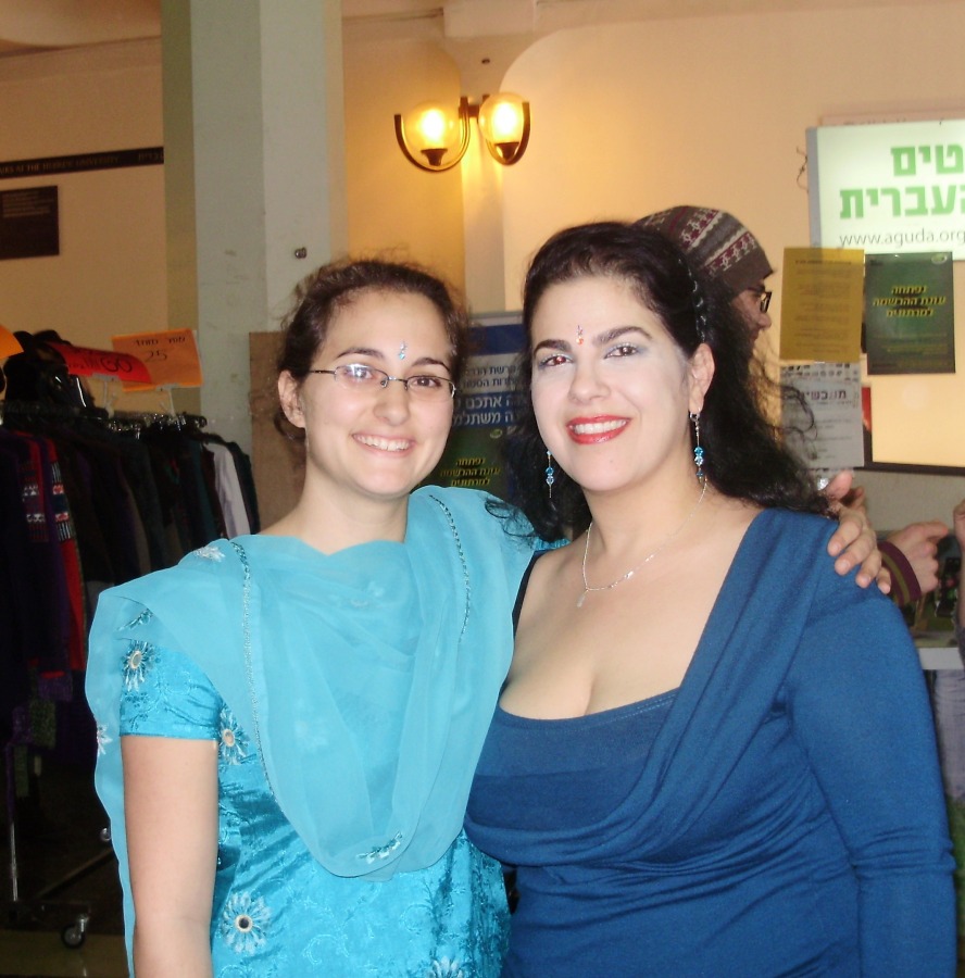 מזכירת החוג ותלמידת החוג